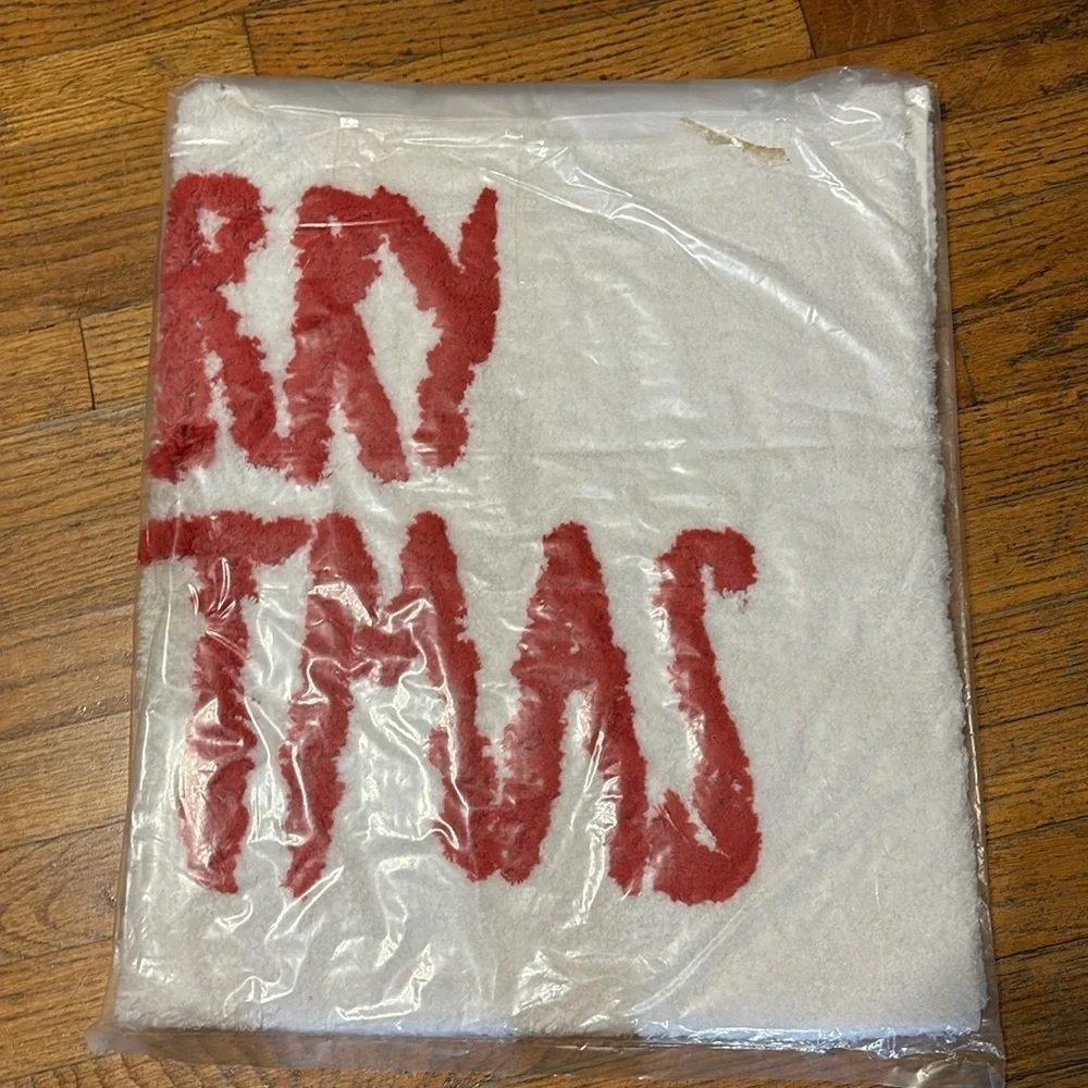 NEW! RAE DUNN 20x32 RED AND WHITE Merry Christmas Bath Mat